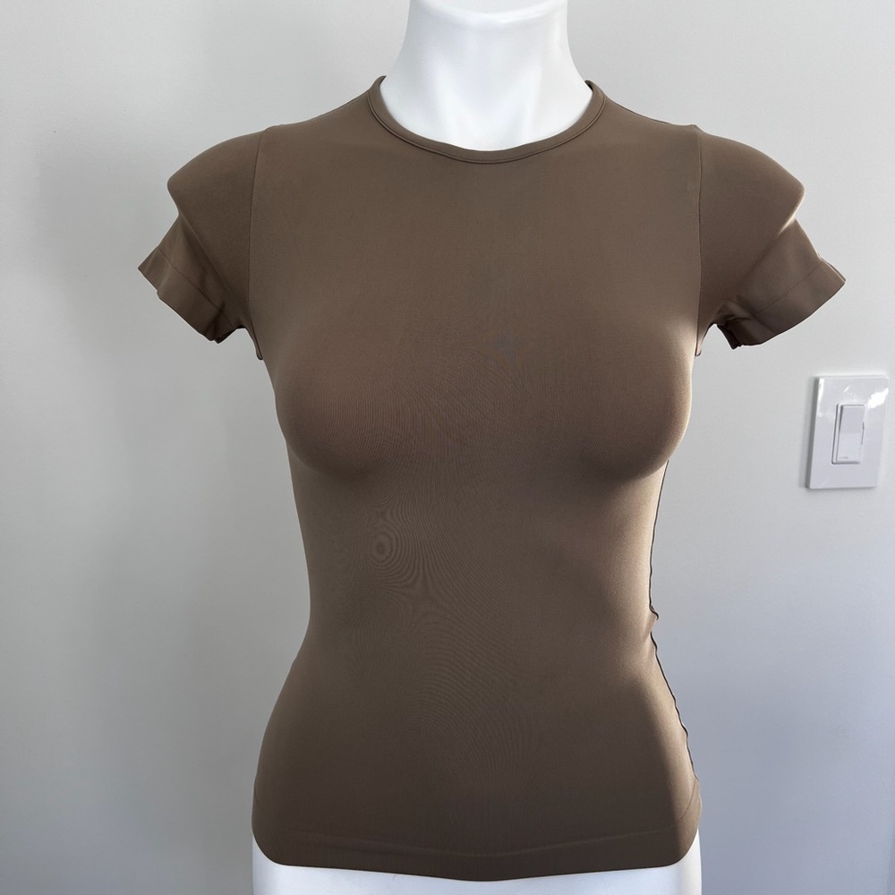 Skims Soft Smoothing Seamless Tan Short Sleeve Tee Shirt